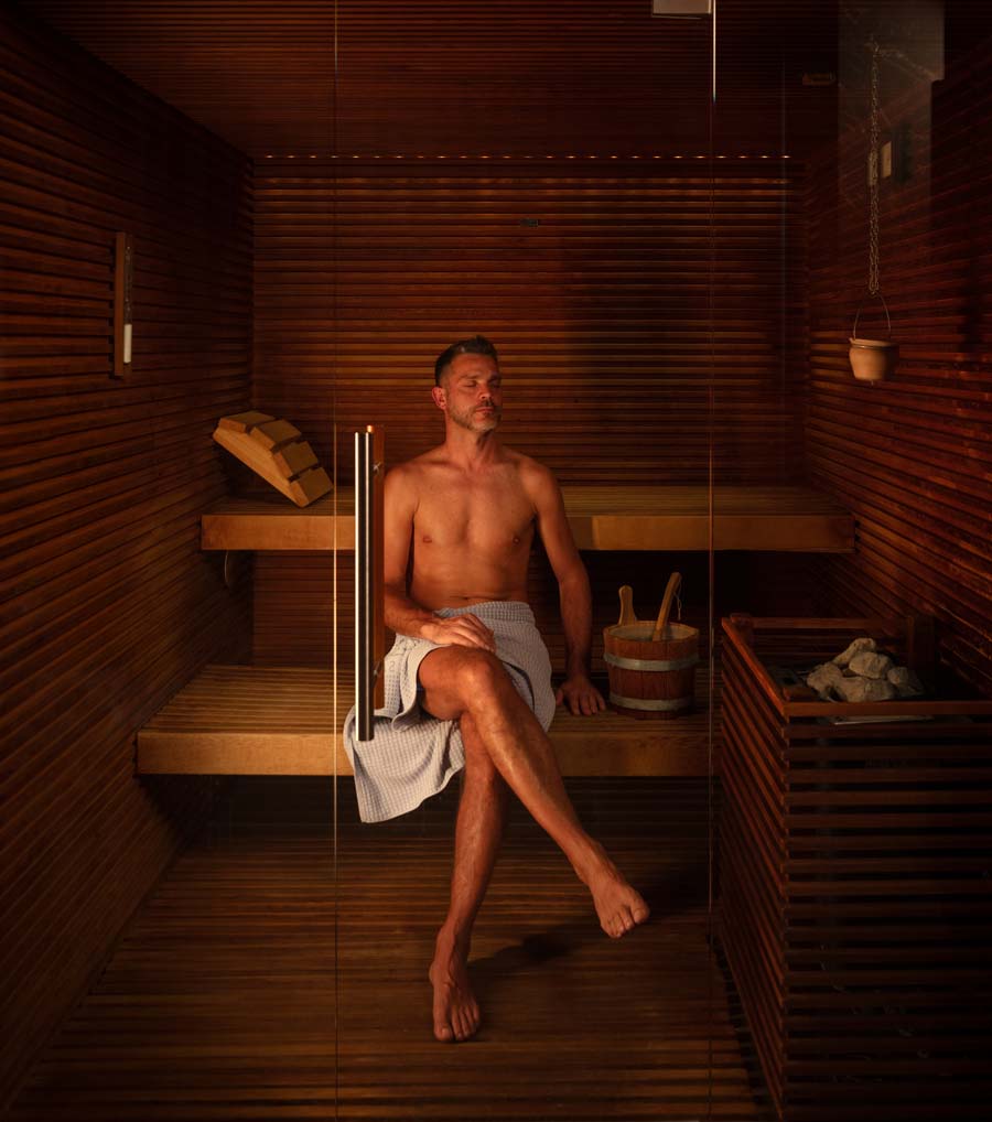 Mann in der Sauna