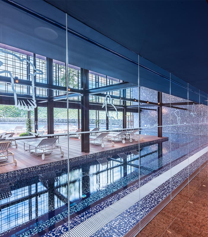 Detail der Fensterfronten am Pool